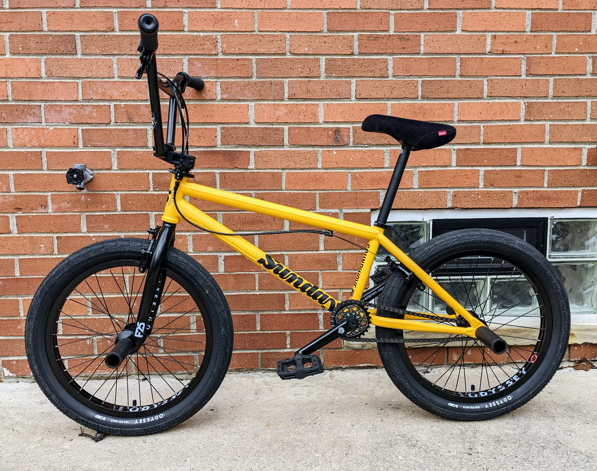 Side profile of a custom 2021 Sunday Soundwave with a yellow frame and black fork, wheels, and components.
